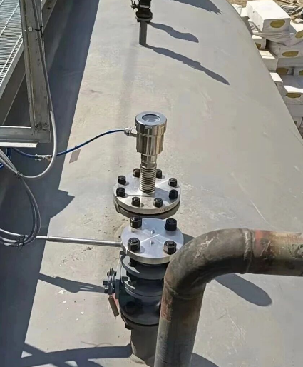 أحدث قضايا الشركات حول كيف يقيس رادار الموجات الموجهة مستوى الواجهة باستخدام الفرق في الثابتة الكهربائية؟